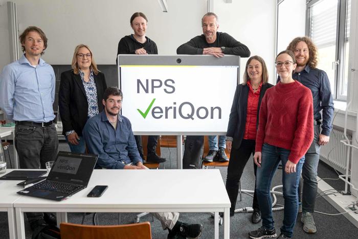 Das Team des Projektes NPS VeriQon von links nach rechts: Felix Rudolphi, Sara Seiffert, Till Orth, Robert Müller, Torsten Schönberger, Beate Paulus, Anna Wernbacher, Vincent Pohl.