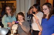 Die NATürlich-Mädchen experimentieren im Carl-Zeiss-Mikroskopierlabor im Museum für Naturkunde