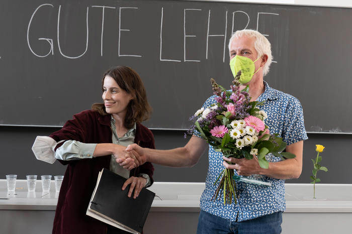 The biology professor Jens Rolff received the 2022 Teaching Award for his exciting excursions to the island of Sylt, among other things. 
