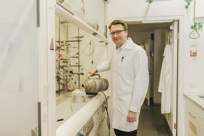 Chemieprofessor Sebastian Hasenstab-Riedel forscht zu neuartigen Verbindungen mit Fluor, Chlor, Brom und Jod.