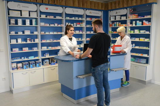 In der Modell-Apotheke können Pharmazie-Studierende an der FU den Umgang mit den vielfältigen Rezepten und Fragen von Patienten üben.