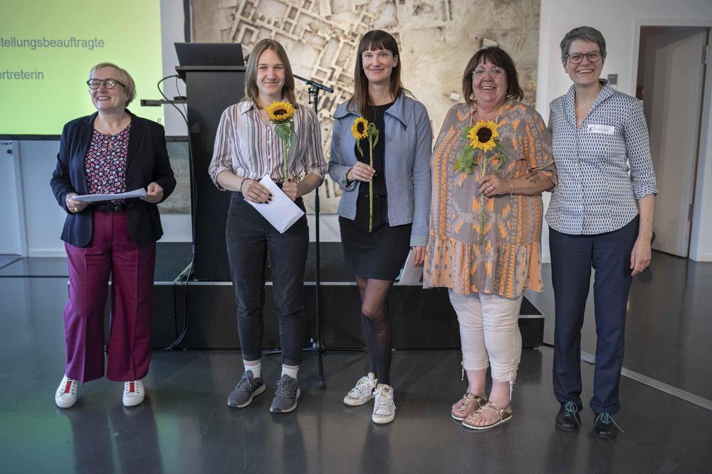 Blumen zum Amtsantritt für die Frauen- und Gleichstellungsbeauftragten am Fachbereich Biologie, Chemie, Pharmazie: Erste Vizepräsidentin, Anna Magdalena Sturm (Stv.), Dr. Sarah Huch (Stv.), wiedergewählt Christine Eßmann-Stern, C. Tomberger (v.l.nr.)