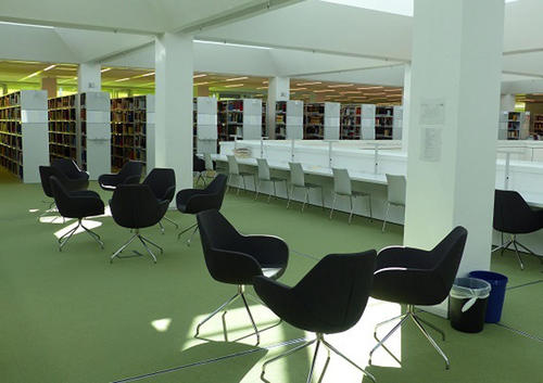 Arbeiten oder ruhiges Relaxen? In der Campusbibliothek ist beides möglich.