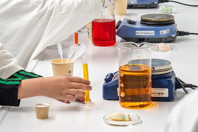 Im Schulpraktikum Einblick in die Laborarbeit bekommen
