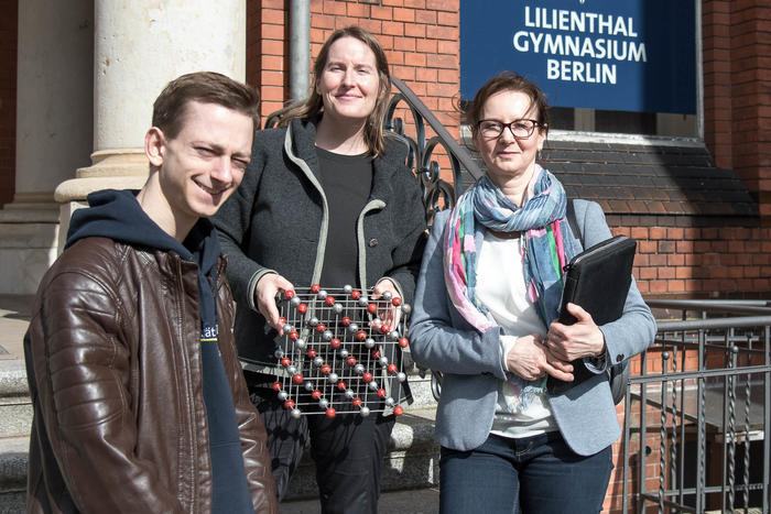 (v.l.n.r.) Der Chemiestudent Christoph Schulz, die Chemikerin Allison Berger und die Chemieprofessorin Beate Koksch gaben im Sommer 2024 unter anderem am Lilienthal-Gymnasium einen Überlick über das Chemiestudium.