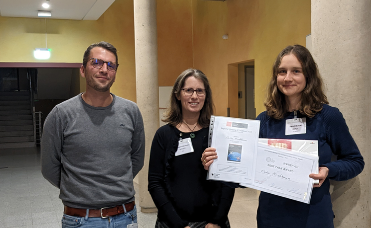 Carla Kirschbaum (right) with Nicole Harrington-Frost (Editor at Angewandte Chemie, center), and Bartholomäus Pieber (Organizer of the meeting, left)