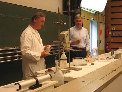 Herr Mühlbrandt und Prof. Reißig in der Experimentalvorlesung