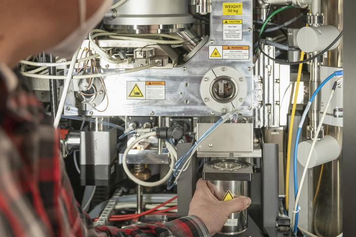 A cryogenic electron microscope at the Research Center of Electron Microscopy (FZEM) at Freie Universität Berlin is being loaded with samples.