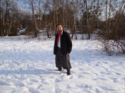 Um gaúcho vestindo os trajes tradicionais no meio da neve alemã