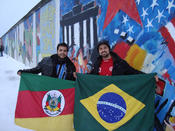 Clássico Gre-Nal em frente ao muro de Berlim (East Side Gallery)