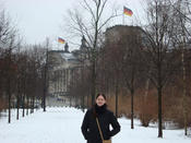 Ao fundo o parlamento alemão, em Berlim. No inverno, a paisagem é transformada pela neve, trazendo uma sensação incrível.