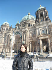 Em Berlim - Alemanha, em frente à Berliner Dom