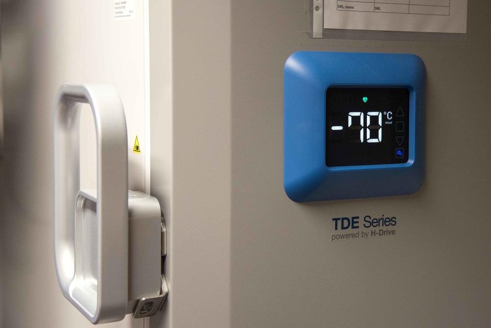 Small measure, big effect: instead of minus 80 degrees, the ultra-low temperature freezers are operated at minus 70 degrees.