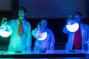 Fluoreszierende Mineralien, leuchtende Flüssigkeiten, glühende Käfer: Im Chemie-Hörsaal erlebten die Zuschauer*innen eine faszinierende Reise durch die Welt der Lumineszenz.