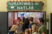 Großer Andrang herrschte im NatLab, dem Mitmachlabor für Schüler*innen. In den Experimenten ging es unter anderem um bunte Baustoffe, Wasserstoff als Energieträger und Brennstoffzelle.