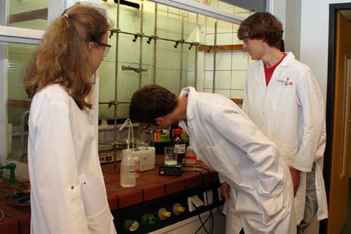 Schüler beim Nanopartikel-Versuch