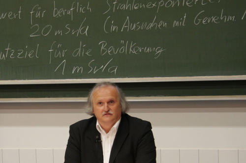Chemieprofessor Ulrich Abram sprach mit Berliner Lehrern über die Gefahren radioaktiver Strahlung