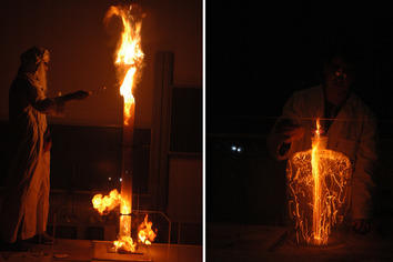 Johann Spandl (li) demonstriert eine Mehlstaubexplosion, Birk Richter (re.) zeigt das „Glühwürmchenexperiment“
