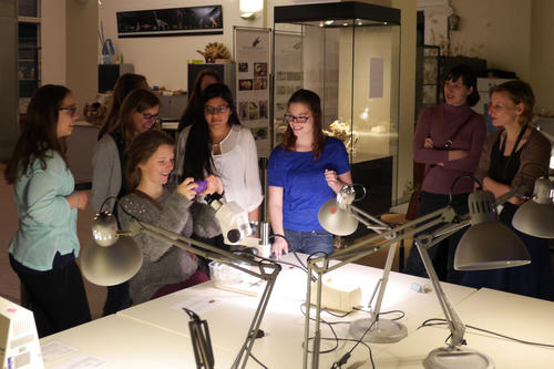 Schülerinnen entdecken gemeinsam mit Wissenschaftlerinnen der Freien Universität ihr Interesse für Naturwissenschaften