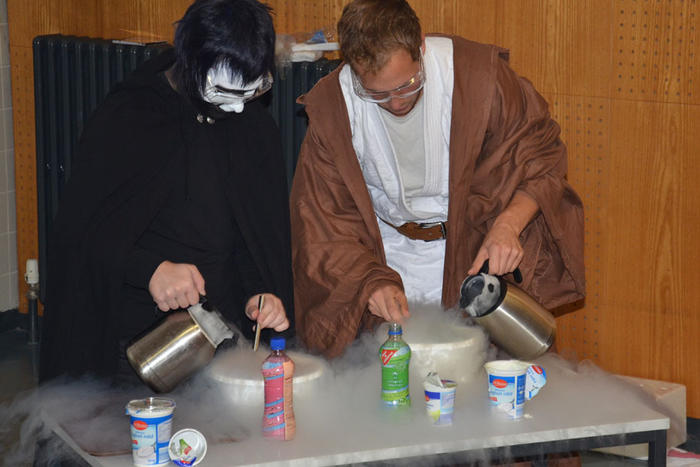 Markus Meier und Julian Johnsen ließen es in der Chemie-Schauvorlesung für Berliner Schülerinnen und Schüler krachen und dampfen. Hier bereiten die beiden Lehramtsstudenten farbiges Jedi-Eis zu.