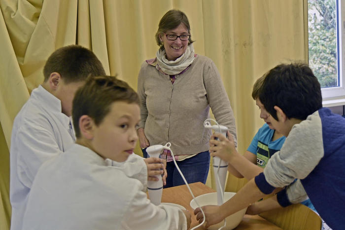 Katharina Kuse mit einer Gruppe Ferienforschern