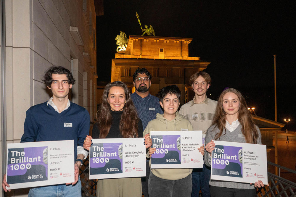 Die Gewinner*innen der Brilliant 1000 (v.l.n.r.): Damian Kyfonidis, Gesa Dreyhsig, Tharsan Sabaratnam, Kiana Nafarieh, Jan Trendelenburg, Eve Meyer zu Küingdorf