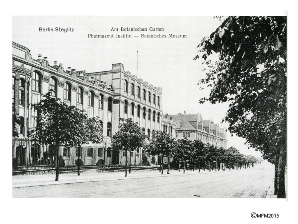 Historische Schwarz-Weiß-Aufnahme des pharmazeutischen Instituts am Botanischen Garten