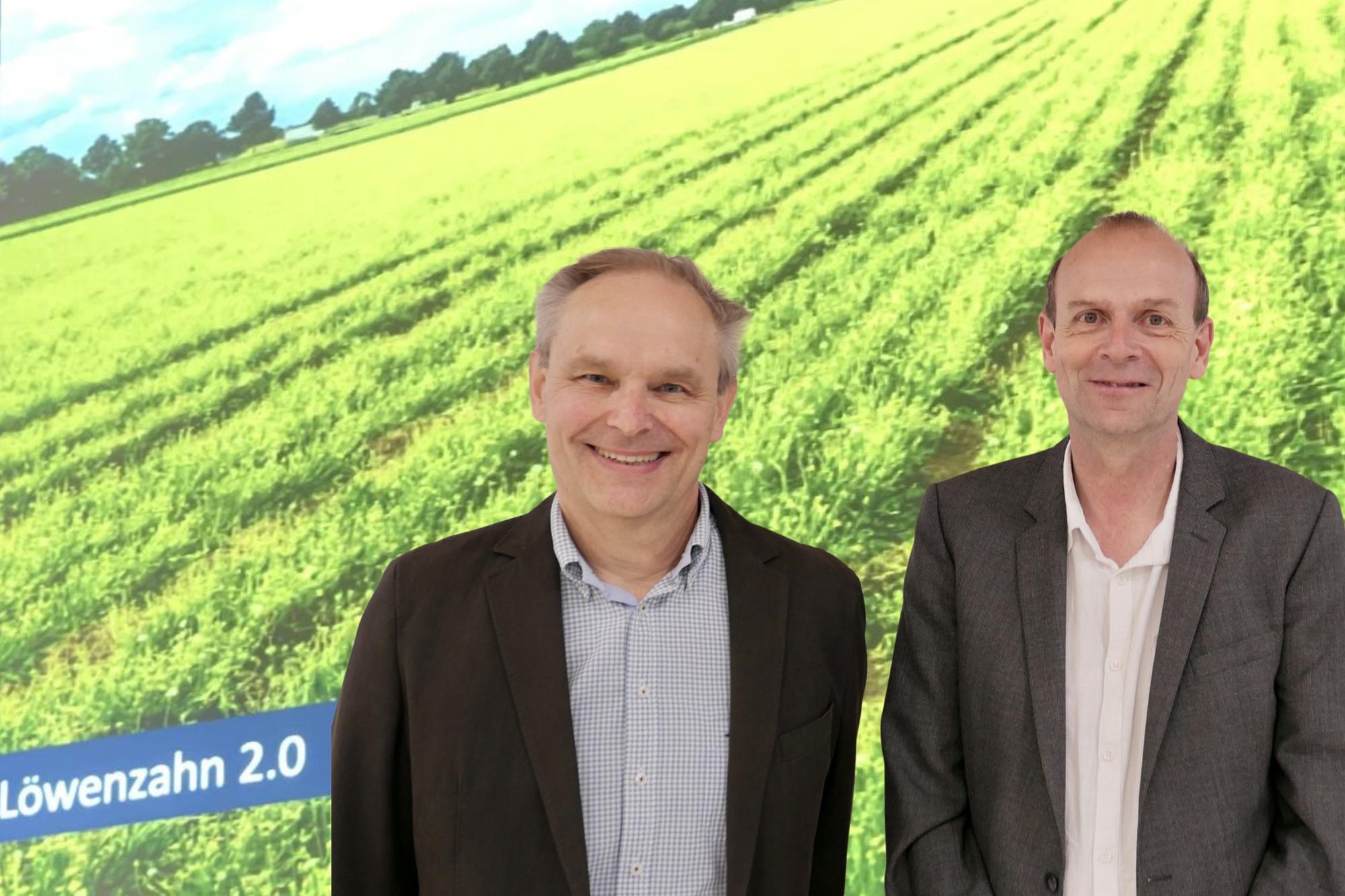 Porträt von Prof. Dr. Thomas Schmülling und Prof. Dr. Dirk Prüfer, im Hintergrund ein Löwenzahn-Feld