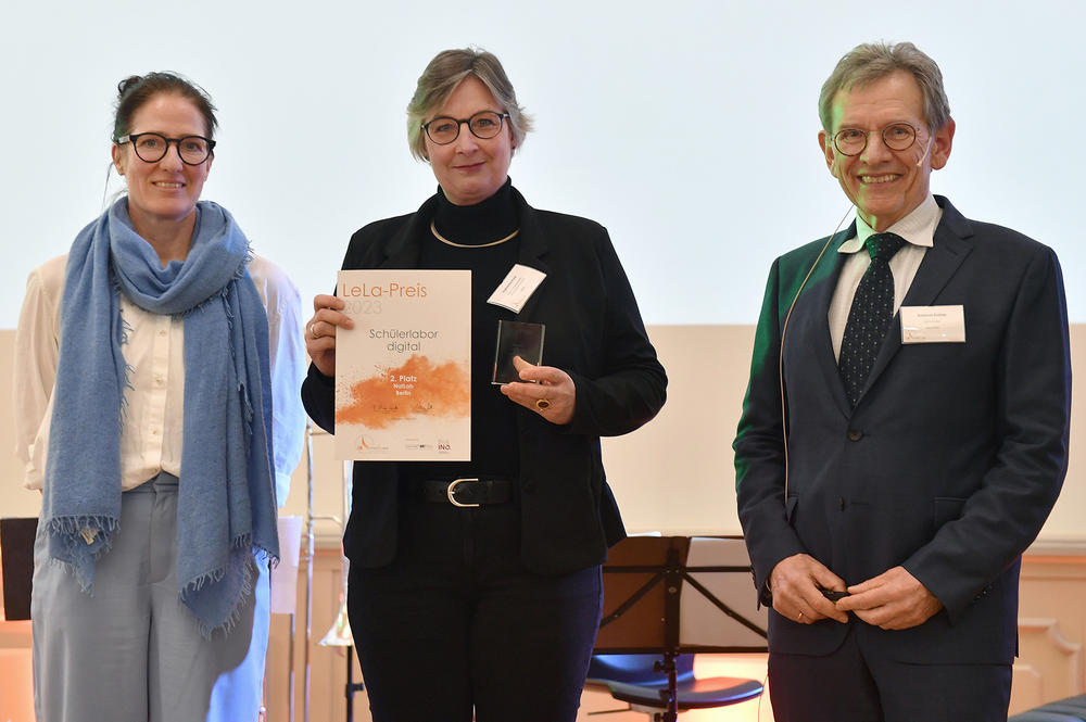 LeLa-Preis für Serious Game Neodym (v.l.n.r.): Silke Mayerl-Kink (TU München), Katharina Kuse (NatLab, Freie Universität Berlin), Andreas Kratzer,(TU München & LernortLabor)