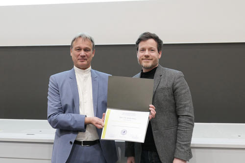 Dr. Markus Edler (links) überreichte Prof. Dr. Kevin Pagel den DRS Supervision Award.