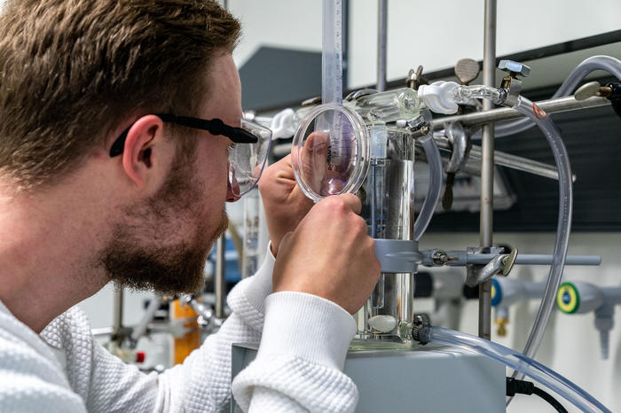 Student der Chemie beim Experimentieren